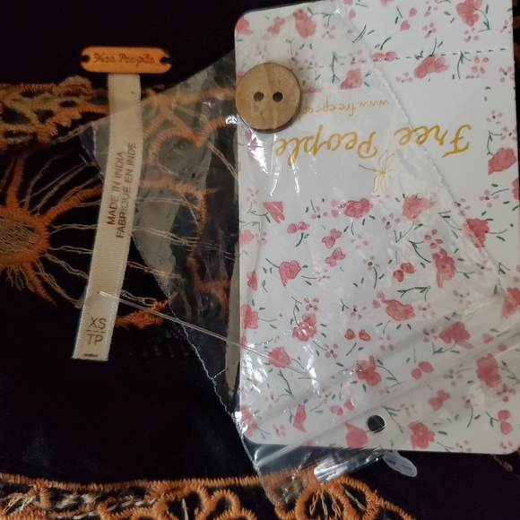 Free People Easy Breezy Henley Floral Embroidered Blouse NEW - Picture 5 of 7